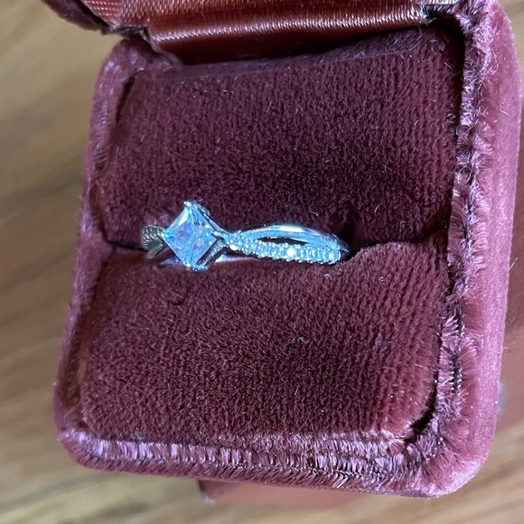 Jeffery Levin Sterling Engagement Ring - Picture 3 of 7